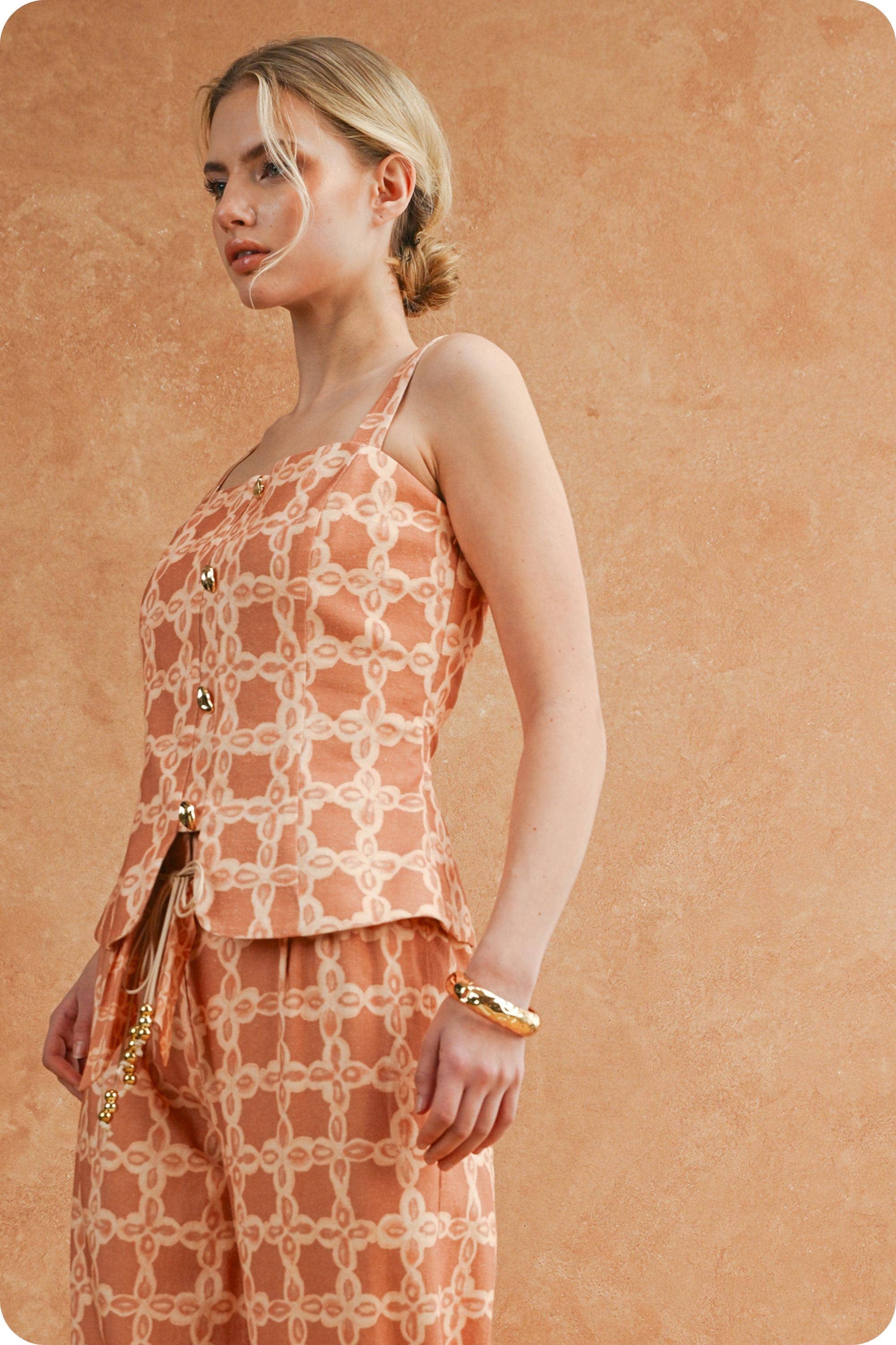 Chainlink Print Button Front Sleeveless Top