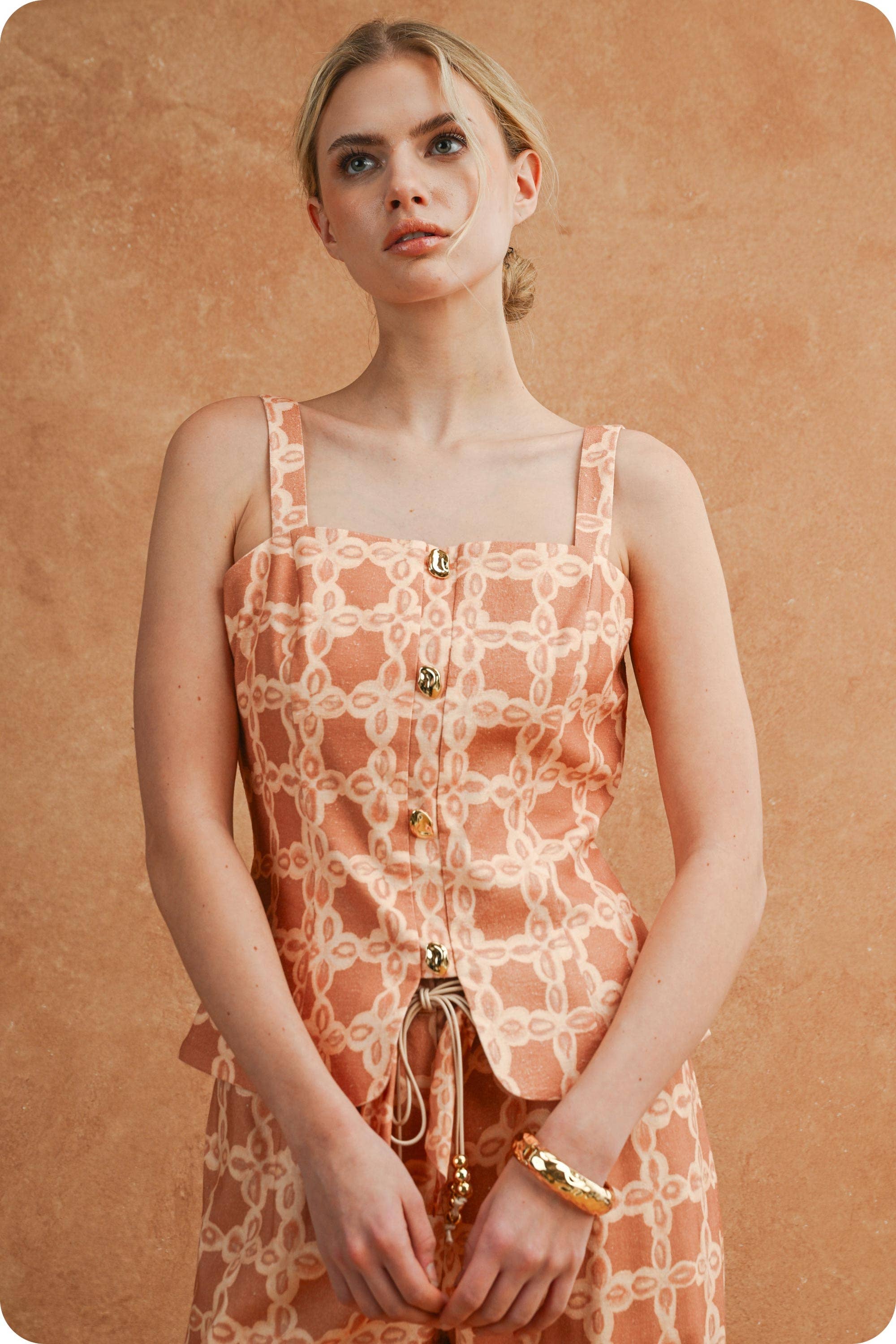 Chainlink Print Button Front Sleeveless Top