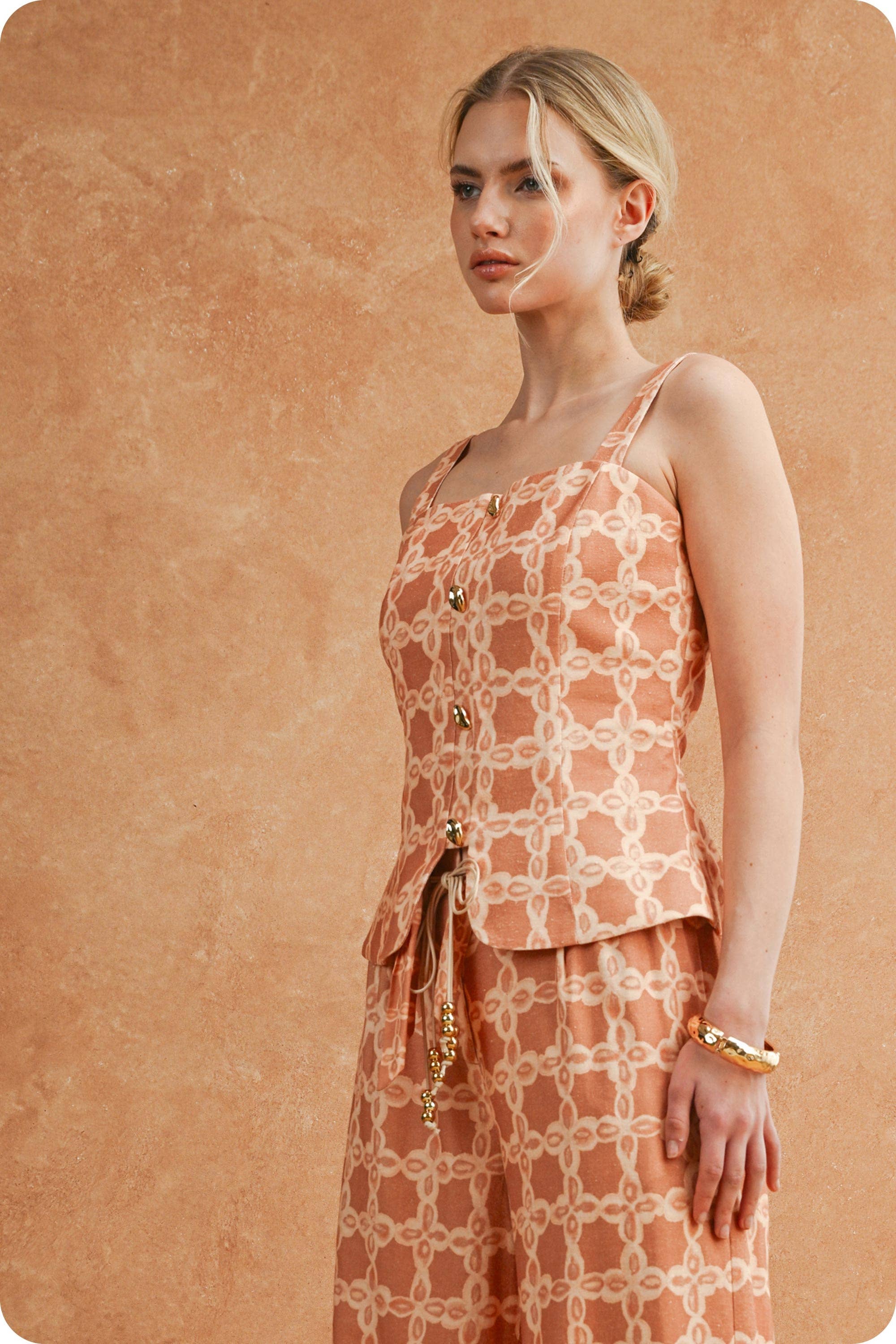 Chainlink Print Button Front Sleeveless Top