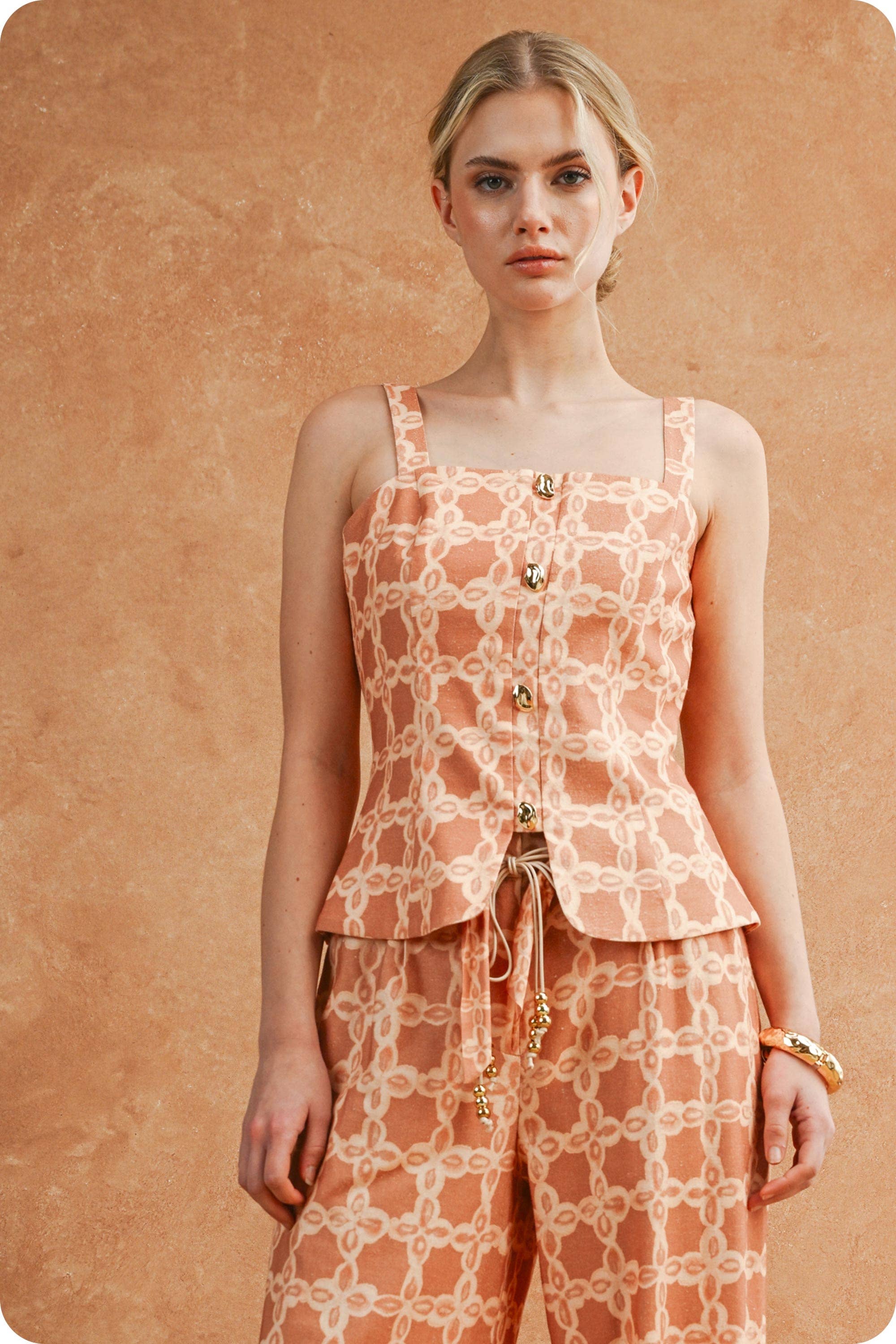 Chainlink Print Button Front Sleeveless Top