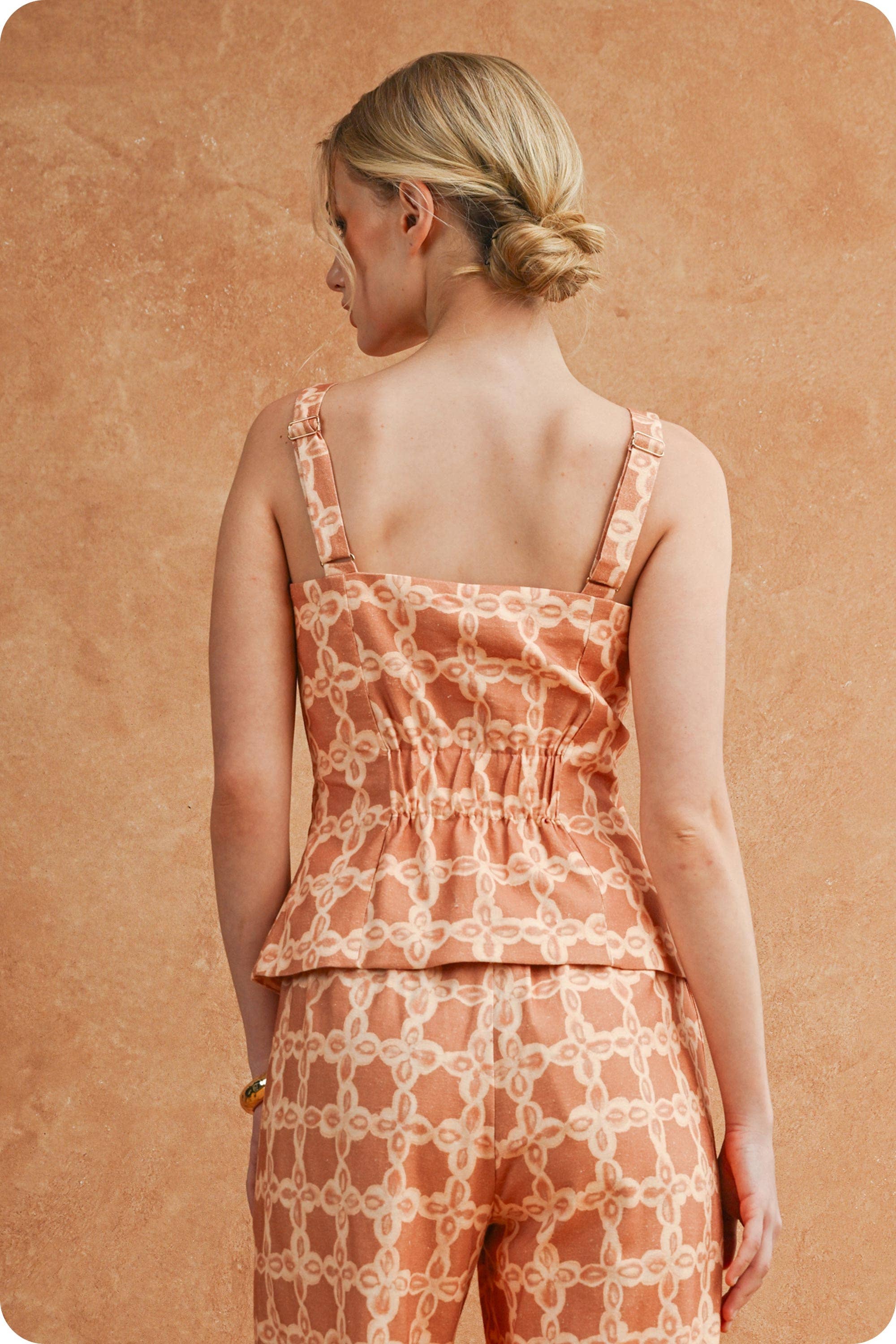 Chainlink Print Button Front Sleeveless Top
